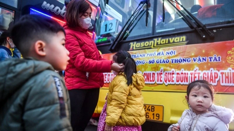 Lãnh đạo thành phố Hà Nội, Liên đoàn Lao động thành phố và các đơn vị tiễn công nhân về quê đón Tết Quý Mão. (ẢNH: THÀNH ĐẠT)