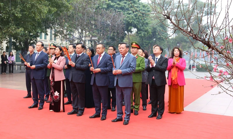 Đoàn đại biểu thành phố Hà Nội dâng hương trước tượng đài vua Lý Thái Tổ nhân dịp đón Xuân Quý Mão 2023.