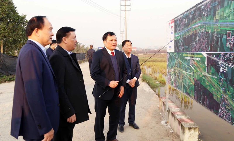 Đồng chí Đinh Tiến Dũng nghe báo cáo về công tác triển khai dự án đường Vành đai 4 trên địa bàn huyện Thường Tín.