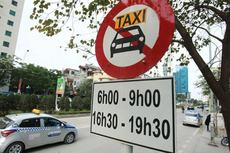 Hiệp hội Taxi Hà Nội cho rằng, cần sớm bỏ biển cấm taxi hoạt động trên một số tuyến phố để tạo điều kiện đi lại cho người dân.