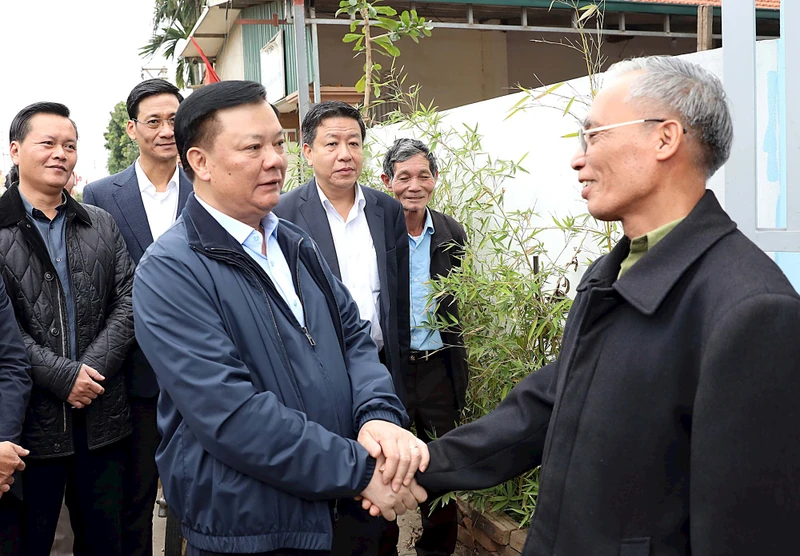 Đồng chí Đinh Tiến Dũng trò chuyện với người dân trong diện giải phóng mặt bằng dự án đường Vành đai 4 tại xã Hồng Hà (huyện Đan Phượng, Hà Nội).