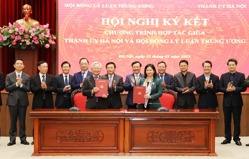 Thành ủy Hà Nội và Hội đồng Lý luận Trung ương ký kết Chương trình hợp tác nhiệm kỳ Đại hội XIII.