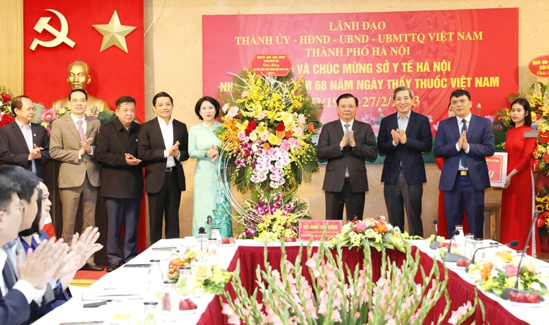 Bí thư Thành ủy Hà Nội Đinh Tiến Dũng tặng hoa, chúc mừng Sở Y tế Hà Nội.