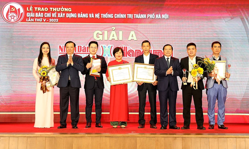 Bí thư Thành ủy Đinh Tiến Dũng và Phó Trưởng ban Thường trực Ban Tuyên giáo Trung ương Lại Xuân Môn trao Giải A cho các tác giả đoạt giải. (Ảnh: Thủy Nguyên)