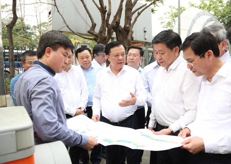 Bí thư Thành ủy Hà Nội kiểm tra thực địa dự án đường Vành đai 1 tại quận Đống Đa.