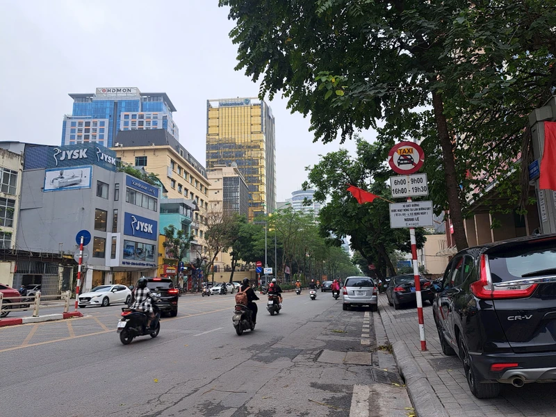 Xe taxi, xe hợp đồng sẽ được lưu thông trở lại trên phố Láng Hạ.