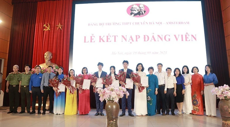 Đại biểu chúc mừng các đảng viên trẻ được kết nạp ngày 19/5.