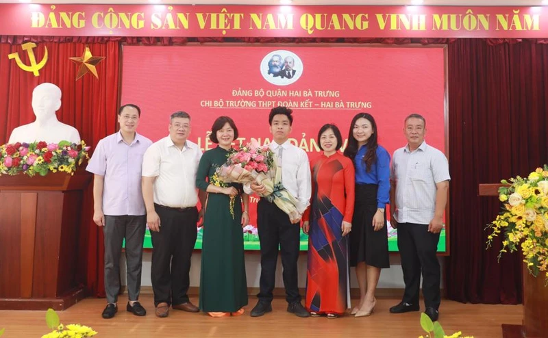 Các đại biểu chúc mừng đảng viên trẻ Nguyễn Tuấn Anh.