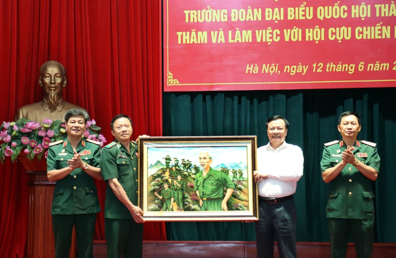 Đồng chí Đinh Tiến Dũng tặng bức tranh "Bác đang cùng chúng cháu hành quân" cho Hội Cựu chiến binh thành phố Hà Nội.