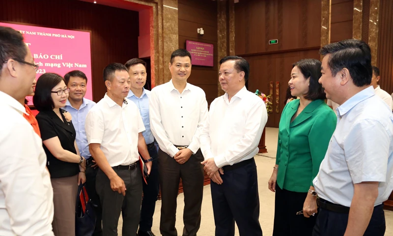 Lãnh đạo thành phố Hà Nội trò chuyện với đại diện các cơ quan báo chí.