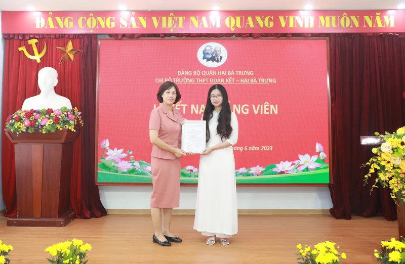Lãnh đạo quận Hai Bà Trưng trao quyết định kết nạp Đảng cho học sinh Trần Minh Phương.