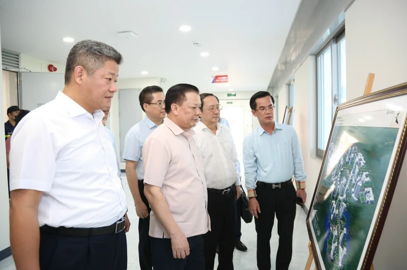 Lãnh đạo Thành ủy Hà Nội và Bộ Khoa học và Công nghệ khảo sát thực tế tại Khu Công nghệ cao Hòa Lạc.