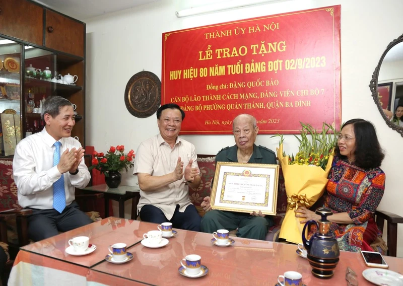 Đồng chí Đinh Tiến Dũng trao Huy hiệu 80 năm tuổi Đảng tặng Thiếu tướng Đặng Quốc Bảo.