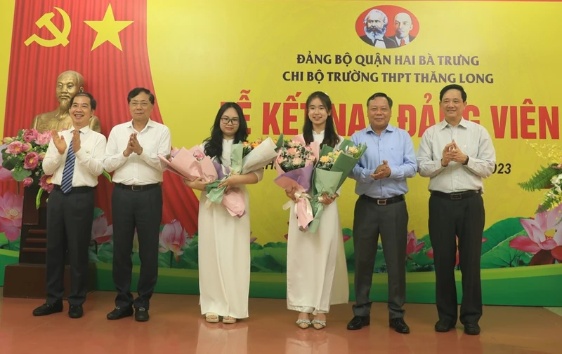 Lãnh đạo Thành ủy Hà Nội chúc mừng hai đảng viên là học sinh THPT được kết nạp tại Trường THPT Thăng Long, quận Hai Bà Trưng.