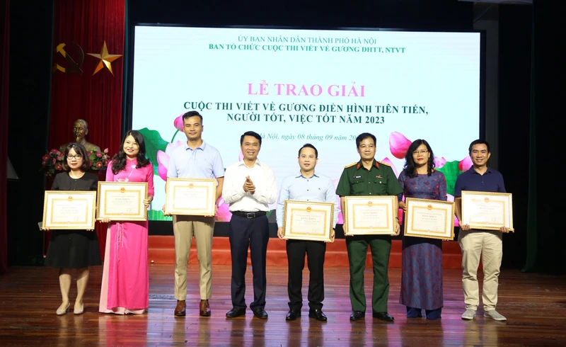 Đại diện Ban Thi đua-Khen thưởng thành phố Hà Nội tặng Bằng khen cho các cơ quan báo chí, trong đó, có Báo Nhân Dân đã triển khai có hiệu quả cuộc thi năm 2023.