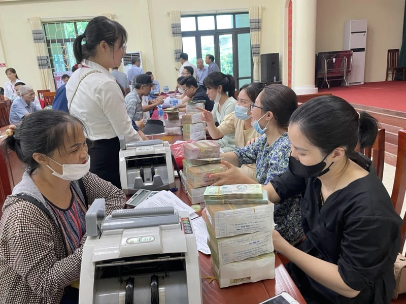 Người dân xã Văn Bình, huyện Thường Tín nhận tiền bồi thường, hỗ trợ của dự án đường Vành đai 4-Vùng Thủ đô.