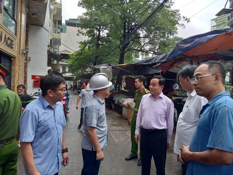 Phó Thủ tướng Trần Lưu Quang đến kiểm tra tại hiện trường vụ cháy.