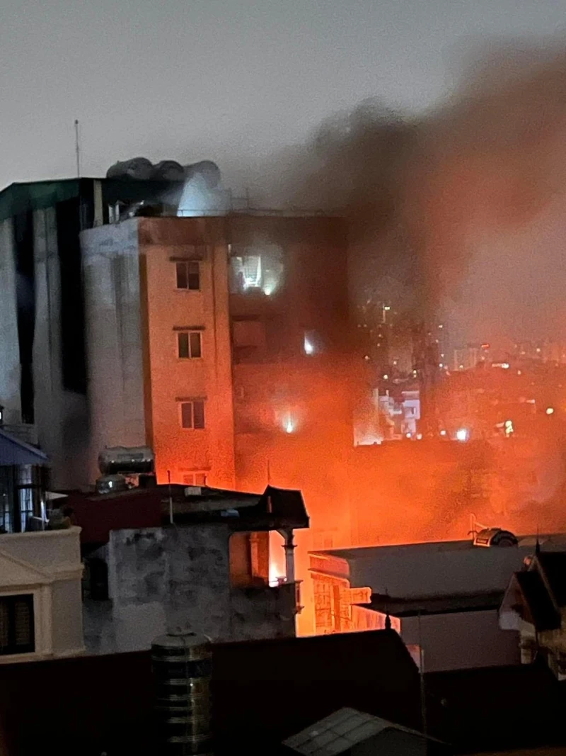 Hiện trường vụ cháy tại chung cư mini nằm trong ngõ sâu phố Khương Hạ, phường Khương Đình, quận Thanh Xuân, Hà Nội