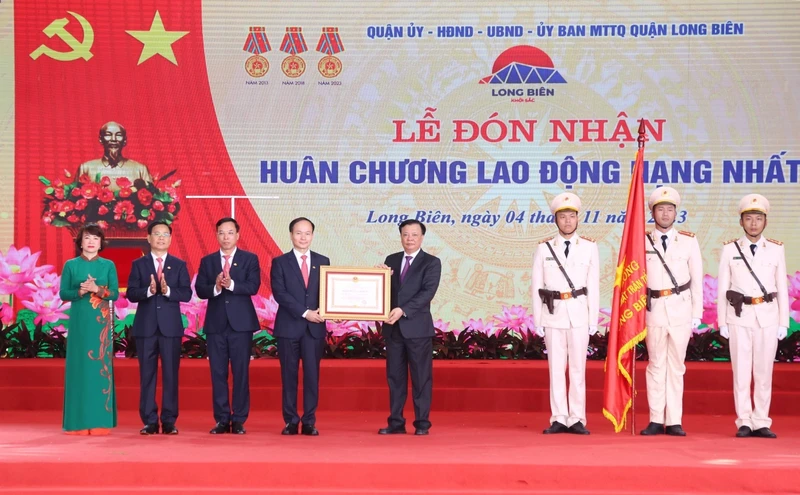 Bí thư Thành uỷ Hà Nội Đinh Tiến Dũng trao Huân chương Lao động hạng Nhất cho Đảng bộ, chính quyền và nhân dân quận Long Biên.