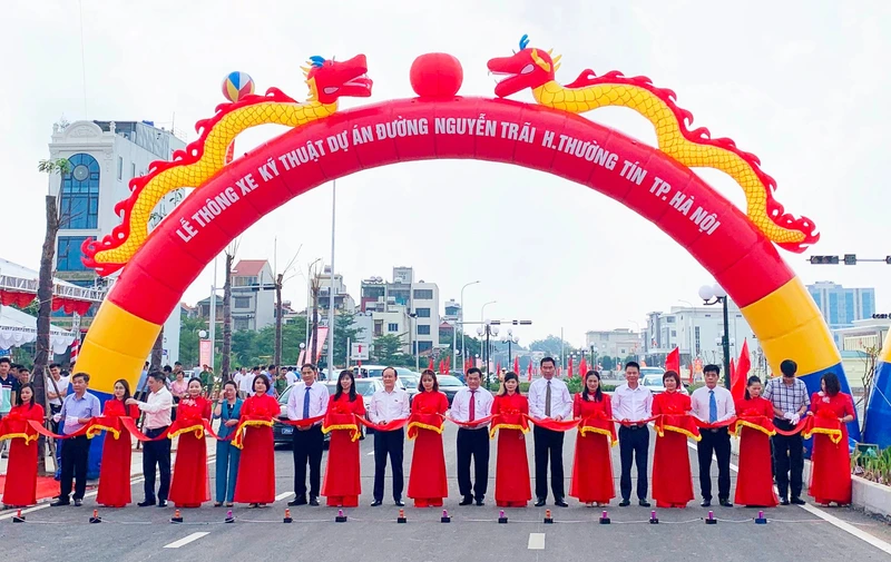 Các đại biểu thực hiện nghi lễ thông xe kỹ thuật đường Nguyễn Trãi (đoạn từ đường tỉnh lộ 427 đến đường ngang trạm điện 500kV) huyện Thường Tín.
