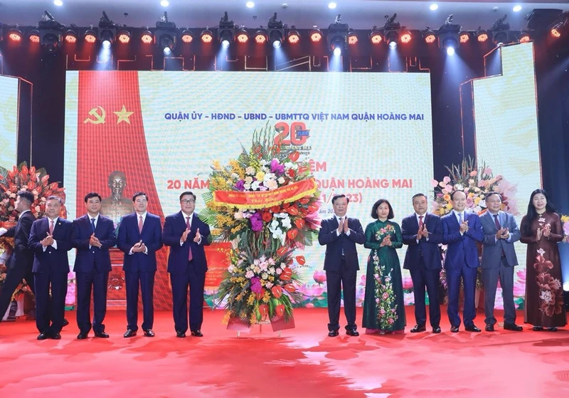 Thường trực Thành ủy Hà Nội tặng hoa chúc mừng quận Hoàng Mai.