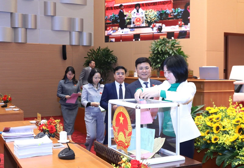 Các đại biểu Hội đồng nhân dân thành phố Hà Nội thực hiện bỏ phiếu tín nhiệm.