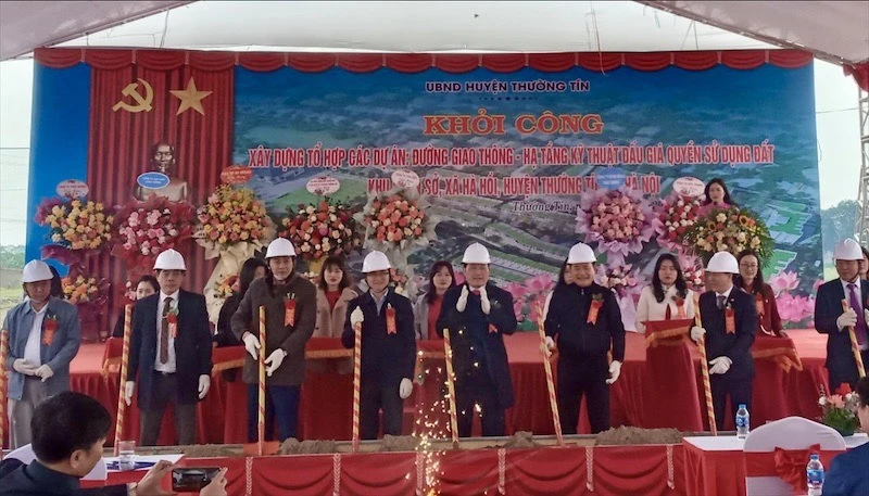 Các đại biểu thực hiện khởi công tổ hợp năm dự án tại xã Hà Hồi, huyện Thường Tín.