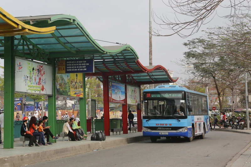 Tổng công ty vận tải Hà Nội sẽ tăng cường hàng chục chuyến xe buýt kết nối với các bến xe để phục vụ người dân trong dịp Tết Dương lịch.