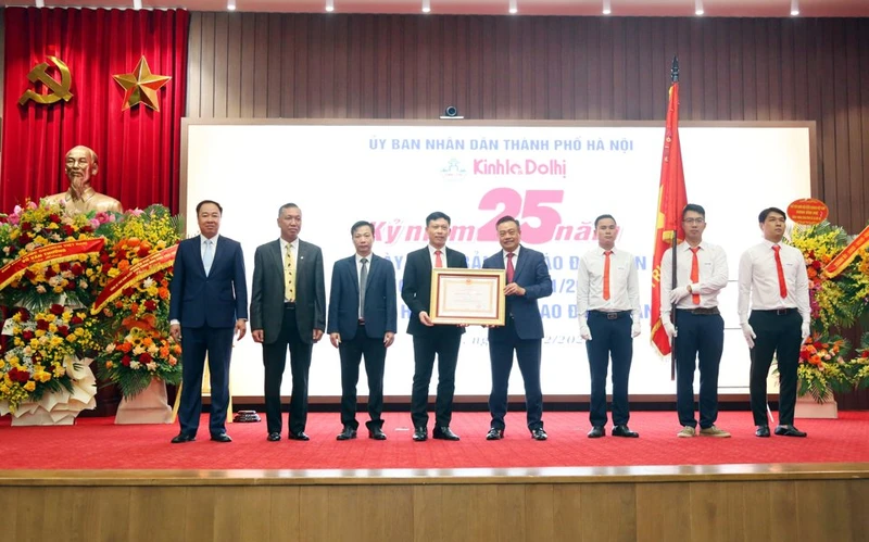 Thừa ủy quyền của Chủ tịch nước, Chủ tịch Ủy ban nhân dân thành phố Hà Nội trao Huân chương Lao động hạng Nhất cho báo Kinh tế & Đô thị.