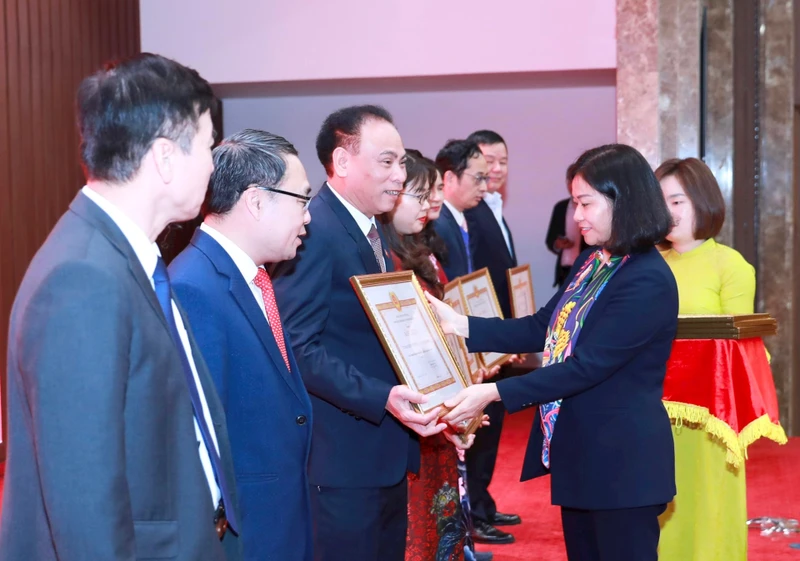 Phó Bí thư Thường trực Thành ủy Hà Nội Nguyễn Thị Tuyến tặng bằng khen cho các tập thể, cá nhân có thành tích xuất sắc trong năm 2023.