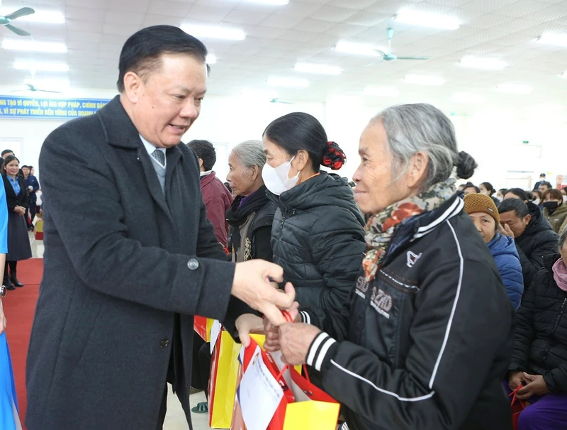 Đồng chí Đinh Tiến Dũng tặng quà cho người dân tại tỉnh Ninh Bình.