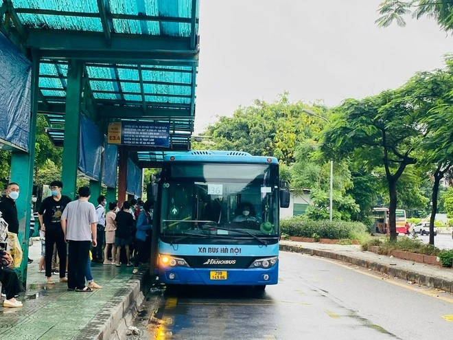 Xe buýt tại Hà Nội hoạt động liên tục trong dịp Tết Nguyên đán để phục vụ nhân dân.