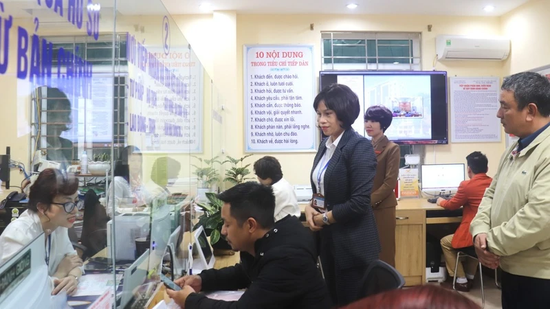 Lãnh đạo Ủy ban nhân dân quận Hai Bà Trưng (Hà Nội) kiểm tra công tác cải cách hành chính tại phường Quỳnh Lôi. (Ảnh: Linh Nguyễn)