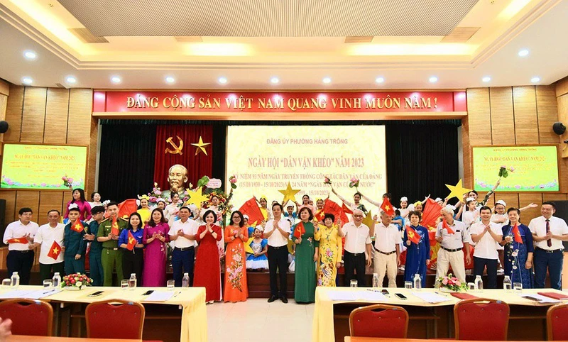 Ngày hội dân vận khéo phường Hàng Trống, quận Hoàn Kiếm thu hút đông đảo người dân tham gia.