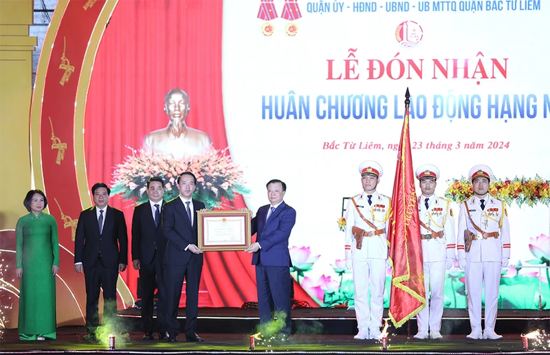Bí thư Thành ủy Hà Nội trao Huân chương Lao động hạng Nhì cho quận Bắc Từ Liêm.