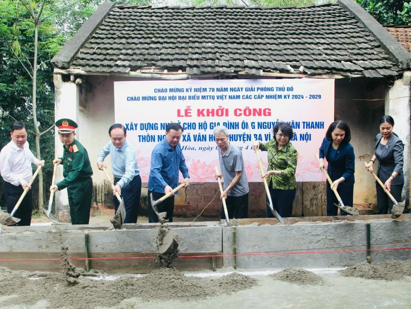 Lãnh đạo thành phố Hà Nội khởi công xây dựng một nhà đại đoàn kết tại xã Vân Hoà, huyện Ba Vì.