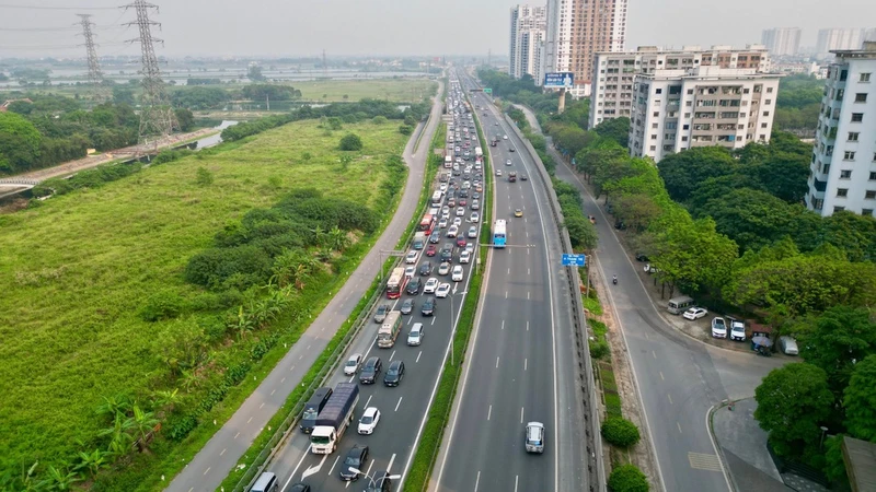 Ô-tô di chuyển rất chậm tại khu vực Pháp Vân hướng về phía trung tâm thành phố.