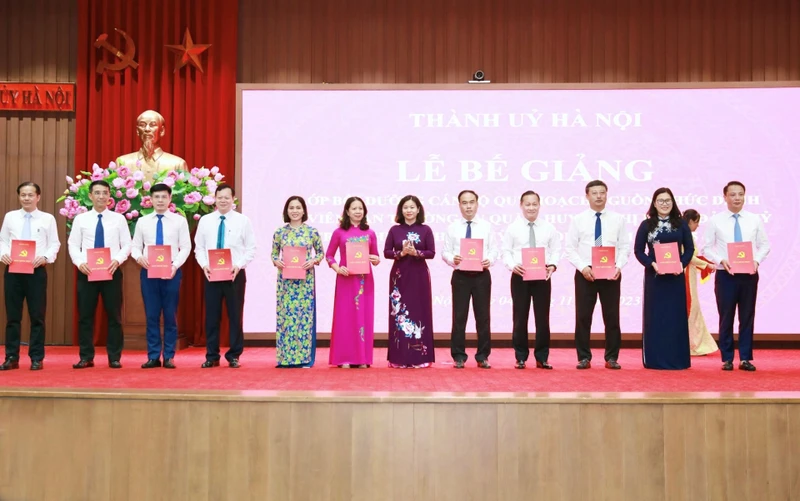 Lãnh đạo Thành ủy Hà Nội trao chứng nhận cho các học viên tham gia lớp bồi dưỡng cán bộ quy hoạch nguồn chức danh Ủy viên Ban Thường vụ quận, huyện, thị ủy và đảng ủy trực thuộc Thành ủy nhiệm kỳ 2025-2030.
