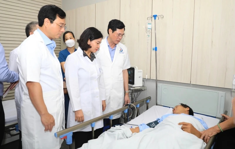 Phó Bí thư Thường trực Thành ủy Hà Nội Nguyễn Thị Tuyến thăm hỏi sức khỏe nạn nhân bị thương vụ cháy tại phường Định Công, quận Hoàng Mai, Hà Nội.