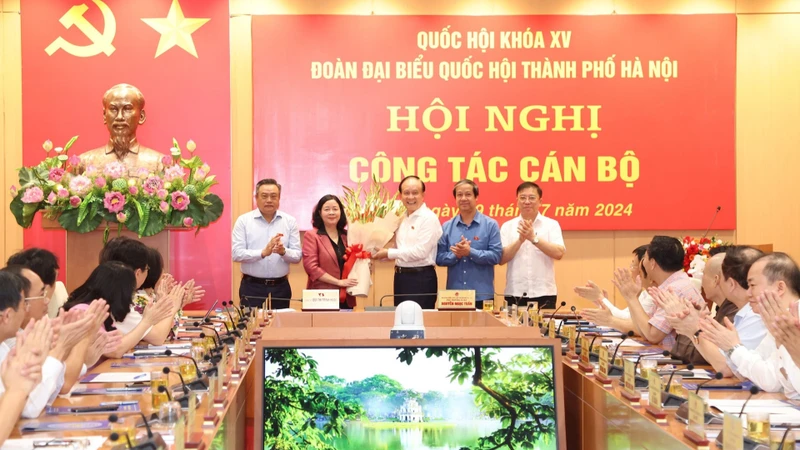 Các đại biểu chúc mừng Trưởng đoàn đại biểu Quốc hội thành phố Hà Nội Bùi Thị Minh Hoài.