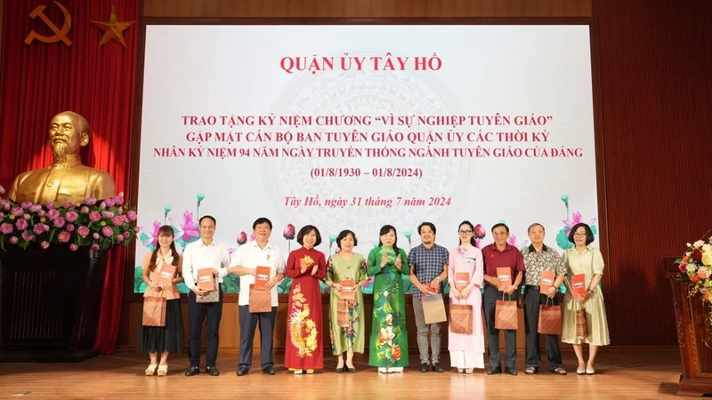 Lãnh đạo Quận ủy Tây Hồ tri ân các đồng chí có nhiều đóng góp cho công tác Tuyên giáo của quận.