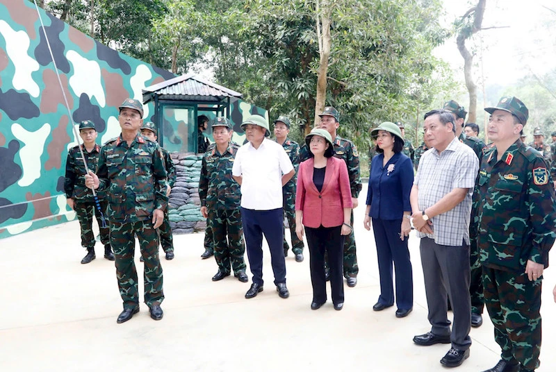 Bí thư Thành ủy Hà Nội Bùi Thị Minh Hoài và các đồng chí lãnh đạo thành phố nghe báo cáo về công tác chuẩn bị diễn tập phòng thủ.