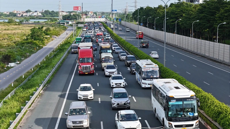 Rất đông phương tiện trên cao tốc Pháp Vân-Cầu Giẽ hướng về nội thành.