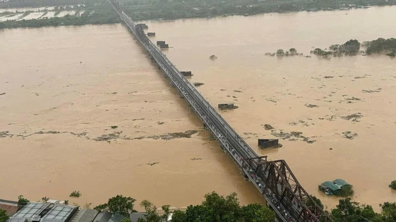 Mực nước sông Hồng lên cao khiến cho cầu Long Biên phải cấm toàn bộ người và phương tiện lưu thông.