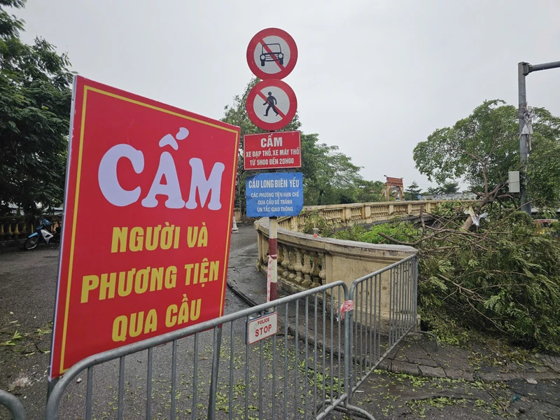 Để bảo đảm an toàn, Hà Nội đã thực hiện cấm tuyệt đối người và phương tiện qua cầu Long Biên.