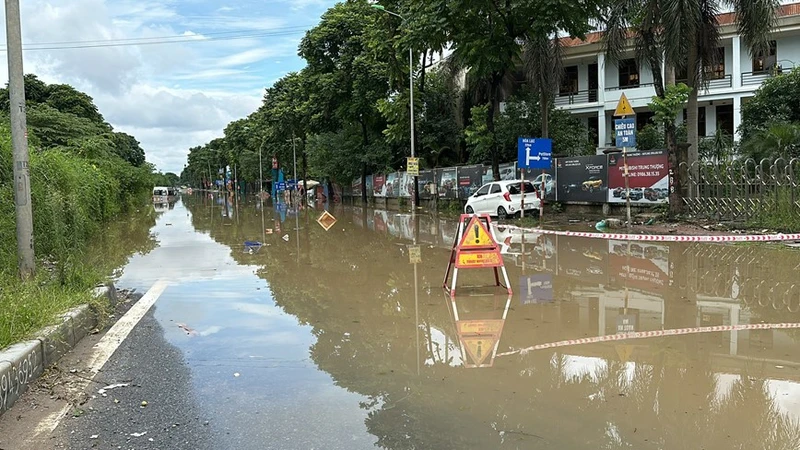 Nước dâng cao khiến cho đường gom Đại lộ Thăng Long bị ngập sâu, các phương tiện không thể di chuyển.