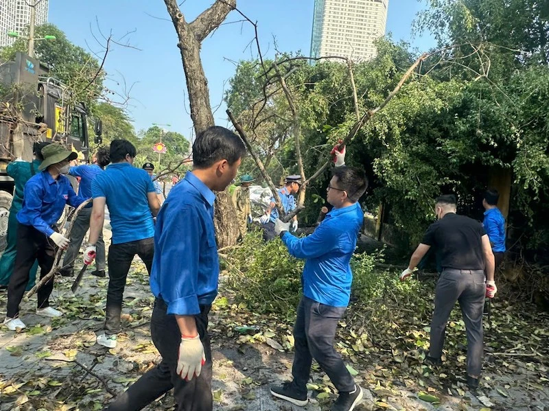 Cán bộ, đoàn viên Ban Duy tu các công trình hạ tầng giao thông tham gia dọn dẹp, tổng vệ sinh môi trường ngày 14/9.