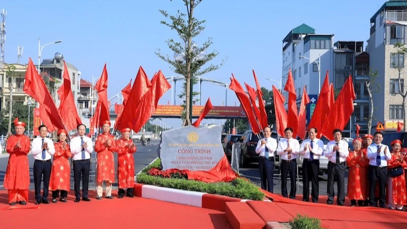 Lãnh đạo thành phố Hà Nội thực hiện gắn biển công trình chào mừng 70 năm Ngày giải phóng Thủ đô cho dự án.