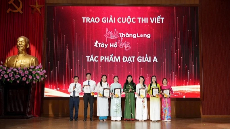 Ban Tổ chức trao giải A cho các tác giả, nhóm tác giả.