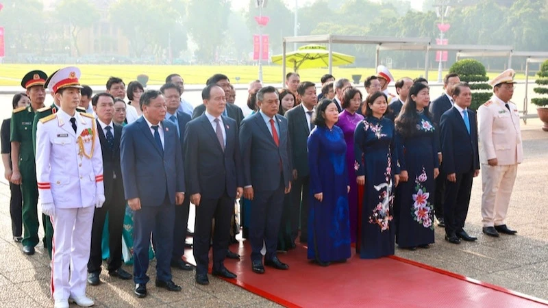 Đoàn đại biểu thành phố Hà Nội thành kính tưởng nhớ Chủ tịch Hồ Chí Minh.